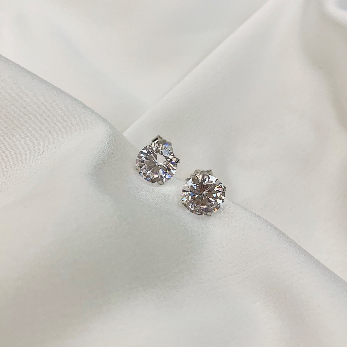 [baslovejewels]Stylish Shiny Round Center Stone Stud Earrings