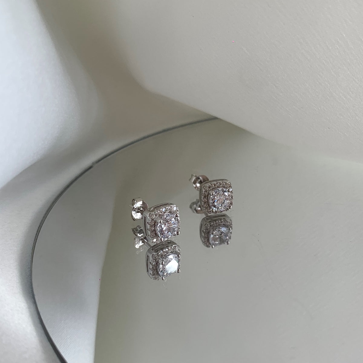 [baslovejewels]Classic Round Center Stone Stud Earrings
