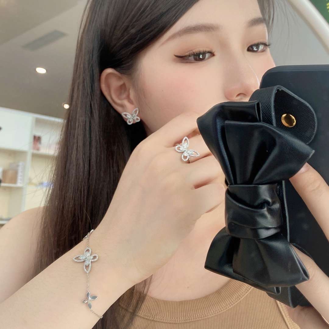 [baslovejewels]Delicate Butterfly Pendant Bracelet