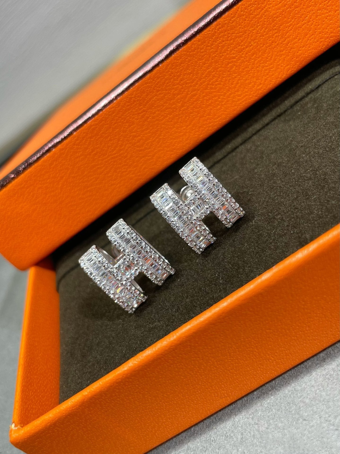 [baslovejewels]H STUD EARRINGS WITH SILVER DIAMONDS